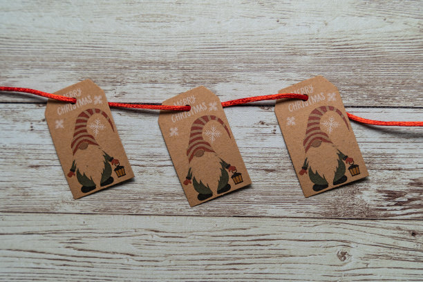 圣诞设计的圣诞老人与红丝带在木制背景和复制空间图片下载