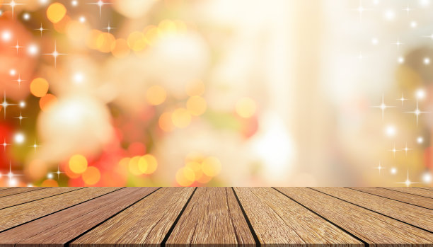 抽象模糊的圣诞市场商店与装饰松树背景与木柜台透视桌面为展示，广告，设计产品在圣诞快乐和新年的展示概念图片下载