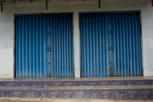 在印度尼西亚，蓝色商店的门是关闭的图片下载