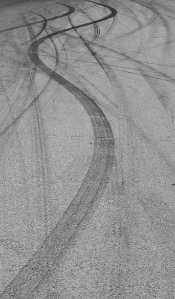 白天混凝土路上轮胎的垂直痕迹图片下载