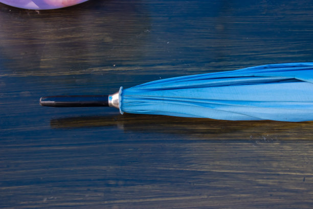 棕色的伞和桌子，为雨季背景图片下载