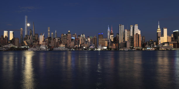 美国纽约夜晚的天际线，包括月亮和哈德逊河的美丽倒影图片下载