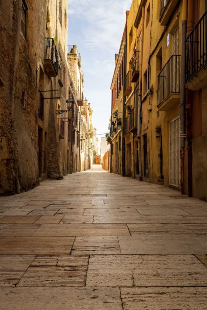 垂直拍摄的街道周围的建筑在塔拉戈纳，西班牙图片下载