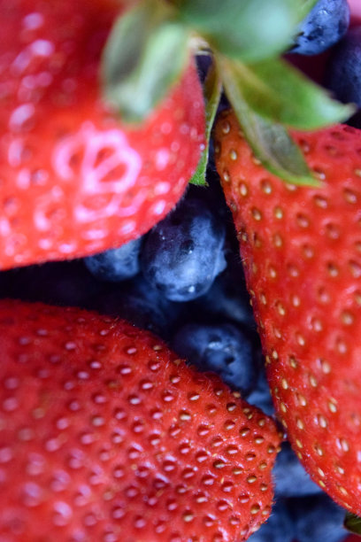 新鲜可口的蓝莓和草莓特写图片下载