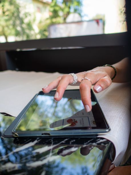 一名妇女在餐厅用平板电脑点餐图片下载