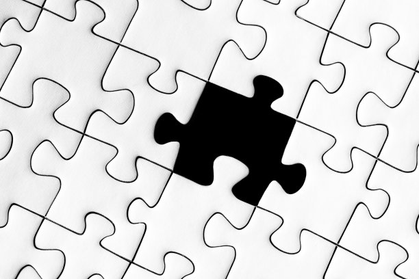 白色拼图中缺少一块黑色拼图-完成任务概念图片下载