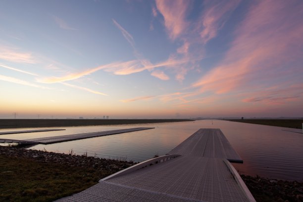 蔚蓝的天空下，通往水上的划船路线图片下载