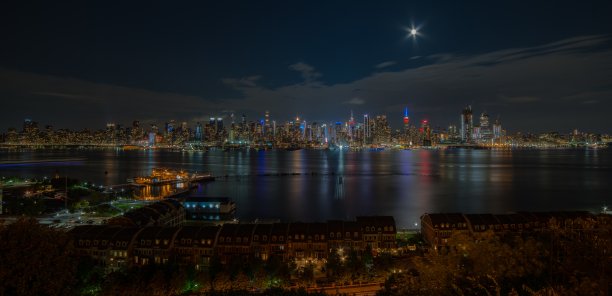 在一个寒冷的夜晚，美国曼哈顿的纽约市与建筑物和城市灯光的广角镜头图片下载