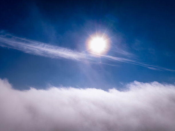 航空照片上面的云与光晕围绕太阳，晴空上面快速移动的白色云景图片下载