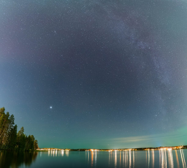 在瑞典北部的于默奥市，平静的夜晚斯托克舍湖上的奇妙银河。星空的夜晚照片，正方形照片图片下载