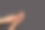 修剪整齐的女性双手，黑色的时尚配饰。时髦的秋季万圣节血腥幽灵指甲设计。图片下载