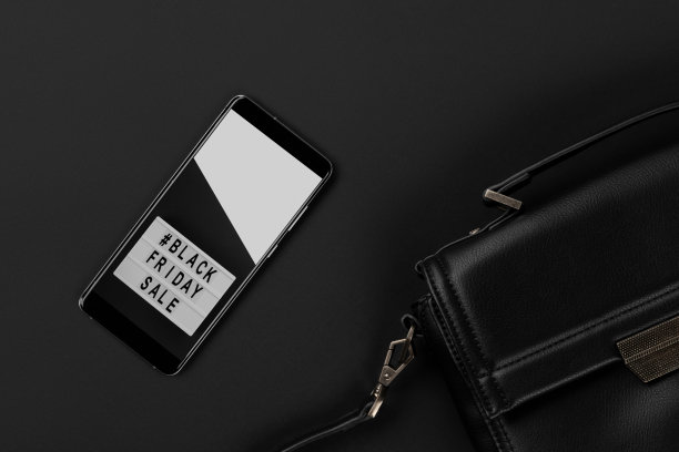 平铺顶部视图包和智能手机在黑色背景。黑色星期五销售图片下载