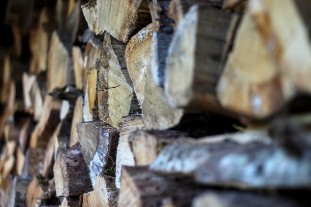 堆叠在一起的木头。冬天用来取暖和照明壁炉的木头堆图片下载