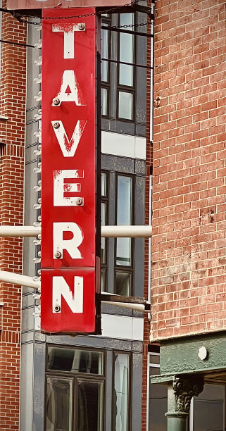 挂在酒馆外面多年的破旧标牌图片下载