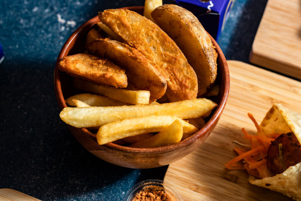 在快餐的盘子边提供楔形和炸薯条图片下载