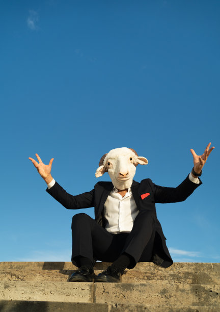 胜利的年轻商人，双手举在空中图片下载