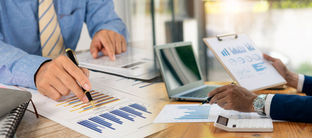 讨论以图表和图形显示的报告。参与概述头脑风暴业务人员审查分析重要的财务报告图片下载