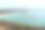 在多云的天空下，被绿色植物覆盖的岛屿包围的海洋景观图片下载