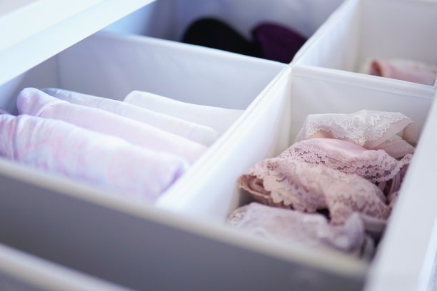 许多不同的折叠衣服完美地排列在衣橱-近藤麻理惠方法的概念图片下载