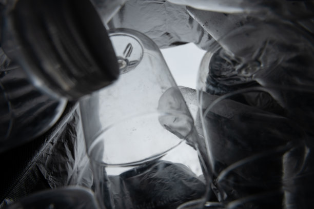 塑料瓶在垃圾桶里图片下载