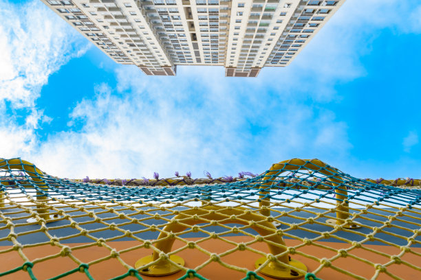 住宅区内儿童游乐设施的低视角部分图片下载