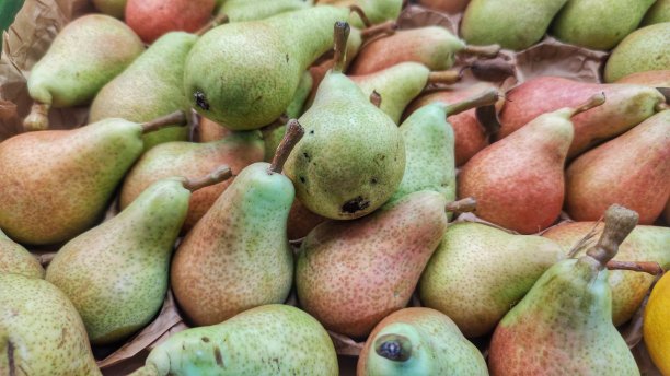 梨的收获。超市货架上篮子里的新鲜梨可以作为背景。近距离图片下载
