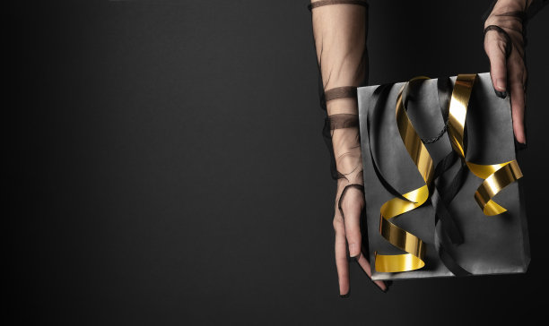 妇女在工作室演示带横幅的购物袋图片下载