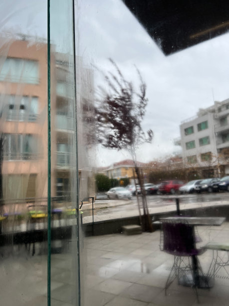 雷雨，大雨和强风在城市图片下载