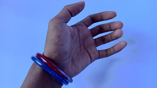 红色和蓝色的塑料戒指图片下载