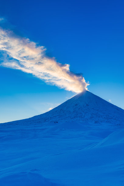 日落时分冬季火山喷发图片下载