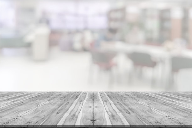 空木板空间平台与图书馆模糊背景图片下载