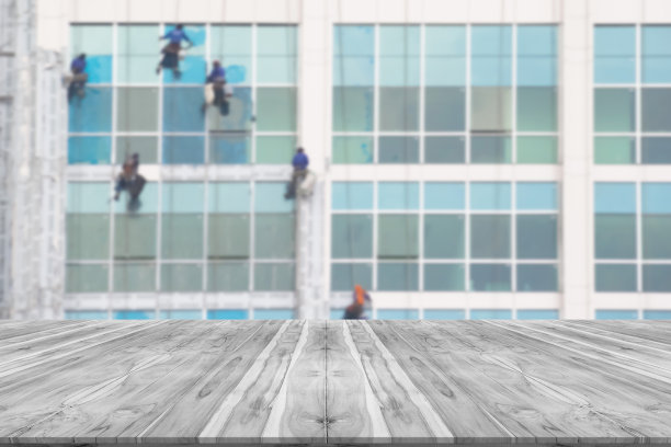 工人清洁建筑的空木板空间平台模糊了背景图片下载