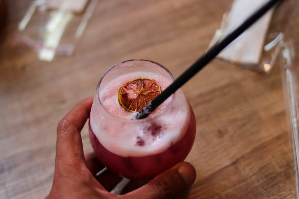 在餐厅的桌子上，手拿着中东饮料。图片下载