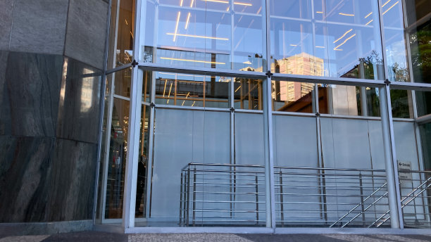 保利斯塔大道上带有玻璃和楼梯的商业办公楼的外景图片下载