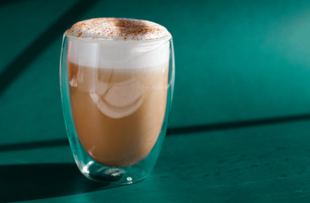 绿色背景南瓜肉桂香料拿铁图片下载