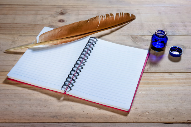 用羽毛笔打开笔记本图片下载