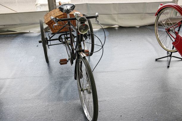 特写的一个经典的黑色复古自行车与两个轮子在后面图片下载