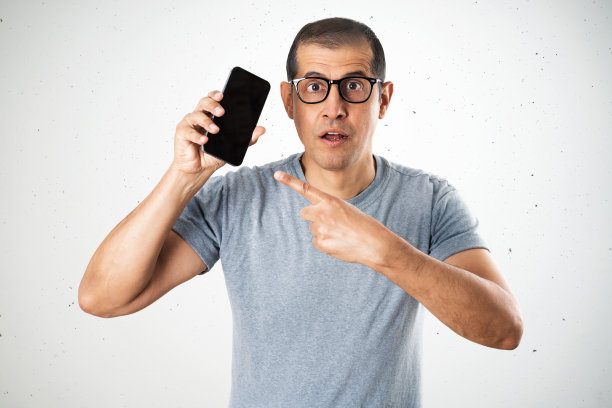 一名男子用电话隔着一堵混凝土墙图片下载