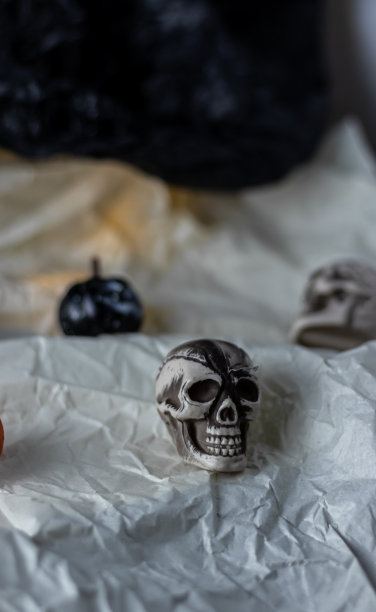 购物车里装满了万圣节的南瓜，万圣节的概念，万圣节购物图片下载