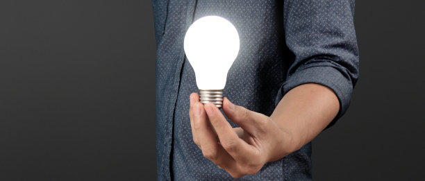 人类手里拿着灯泡创新技术和创造力图片下载