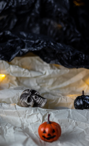 购物车里装满了万圣节的南瓜，万圣节的概念，万圣节购物图片下载