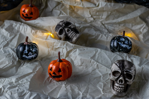 购物车里装满了万圣节的南瓜，万圣节的概念，万圣节购物图片下载