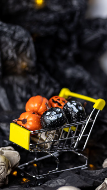 购物车里装满了万圣节的南瓜，万圣节的概念，万圣节购物图片下载