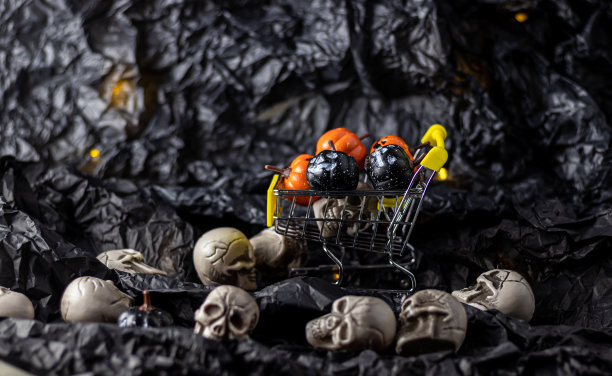 购物车里装满了万圣节的南瓜，万圣节的概念，万圣节购物图片下载