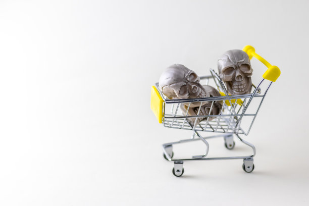 购物车里装满了万圣节的南瓜，万圣节的概念，万圣节购物图片下载