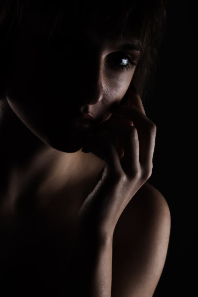 黑暗的一面点燃了美女肖像的短发女士图片下载