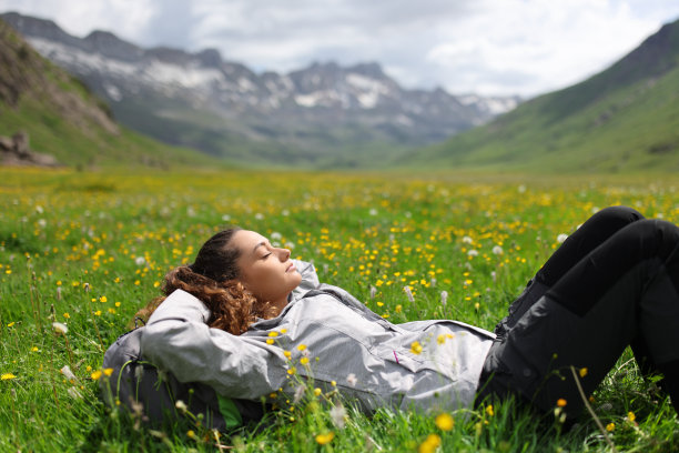 在高山的山谷中休息的徒步旅行者图片下载