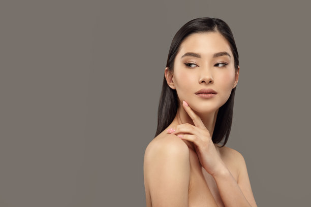 美丽肖像的黑发女孩东方的样子。图片下载