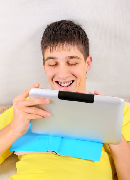 拿着书和写字板的学生图片下载