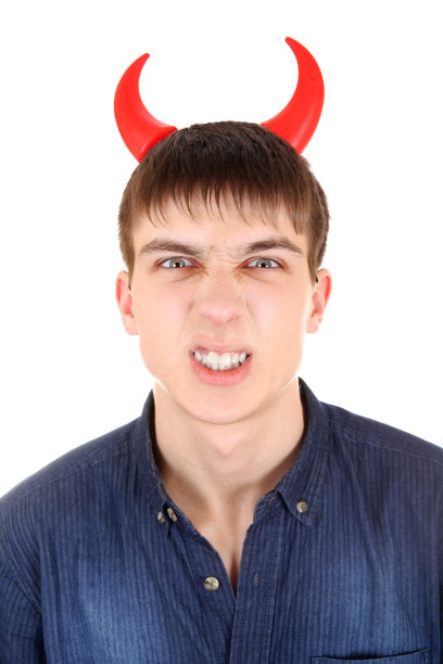 长着魔鬼角的少年图片下载